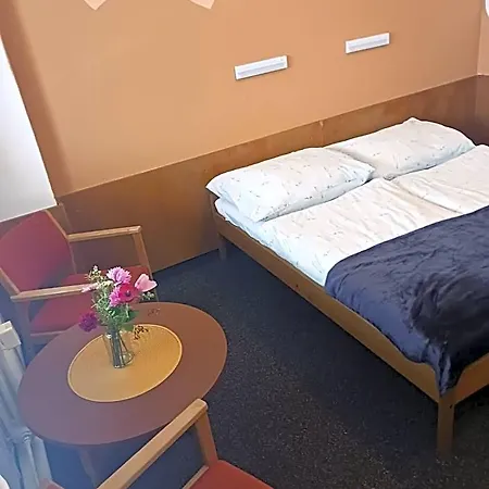 - Retro Hotel