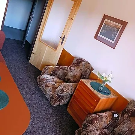 - Retro Hotel *